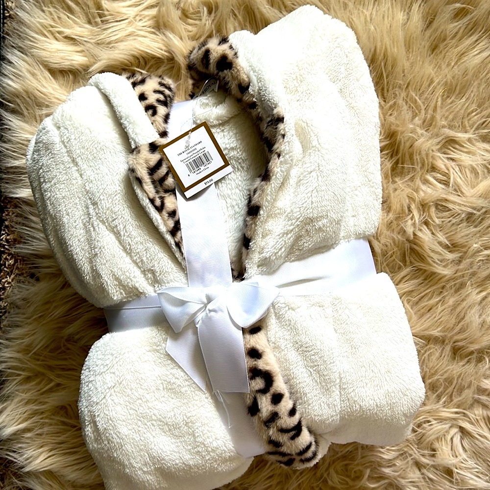 Royal Standard Hooded Robe - Picture 6 of 6
